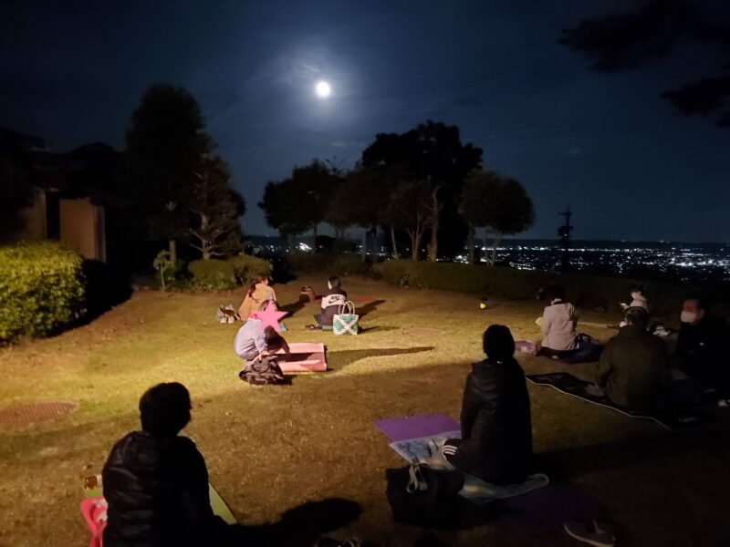 【満月ヨガ】 5月からスタート！満月、夜景、夜風、幻想的な夜のパークヨガ〜静岡県立森林公園・森の家〜
